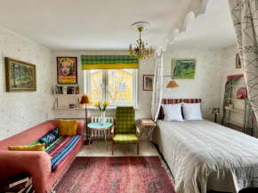 LITTLE LONDON boutique apartment with Netflix, top location in Old Town, Narva